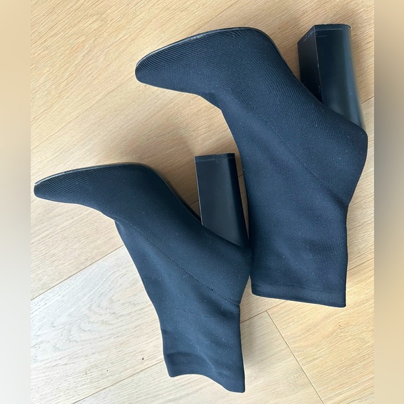 Kendall & Kylie 7,5 M Black Hailey Sock Booties 4” heel - Picture 2 of 5